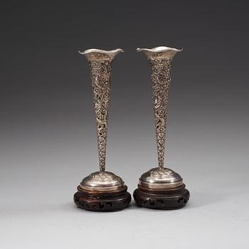 A pair of silver vases, late Qing dynasty (1644-1912).