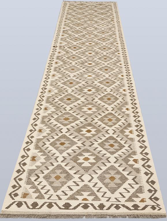 A Kilim runner, approx. 499 x 81 cm.