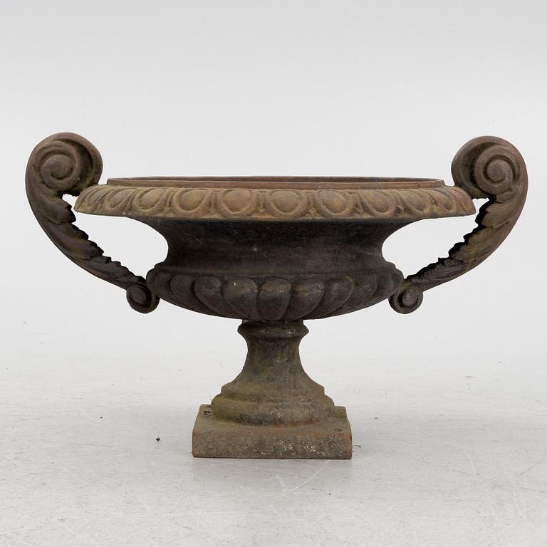 A cast-iron garden urn, early 20th century.