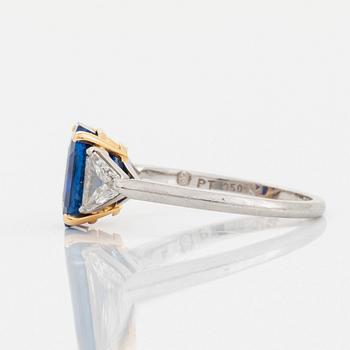 Ring platina och 18K guld med en fasettslipad safir vikt ca 3.40 ct.