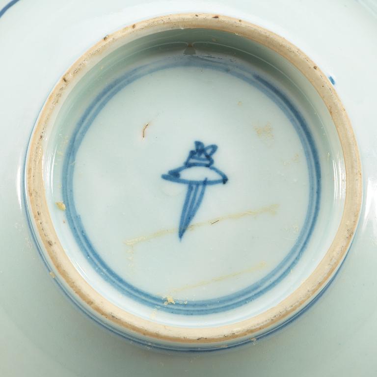 A blue and white Transitional bowl, 17th Century.