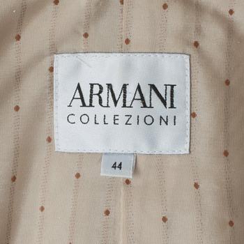 ARMANI COLLEZIONI, a two-piece suit concisting of a jacket and pants in beige lin and ramie.
