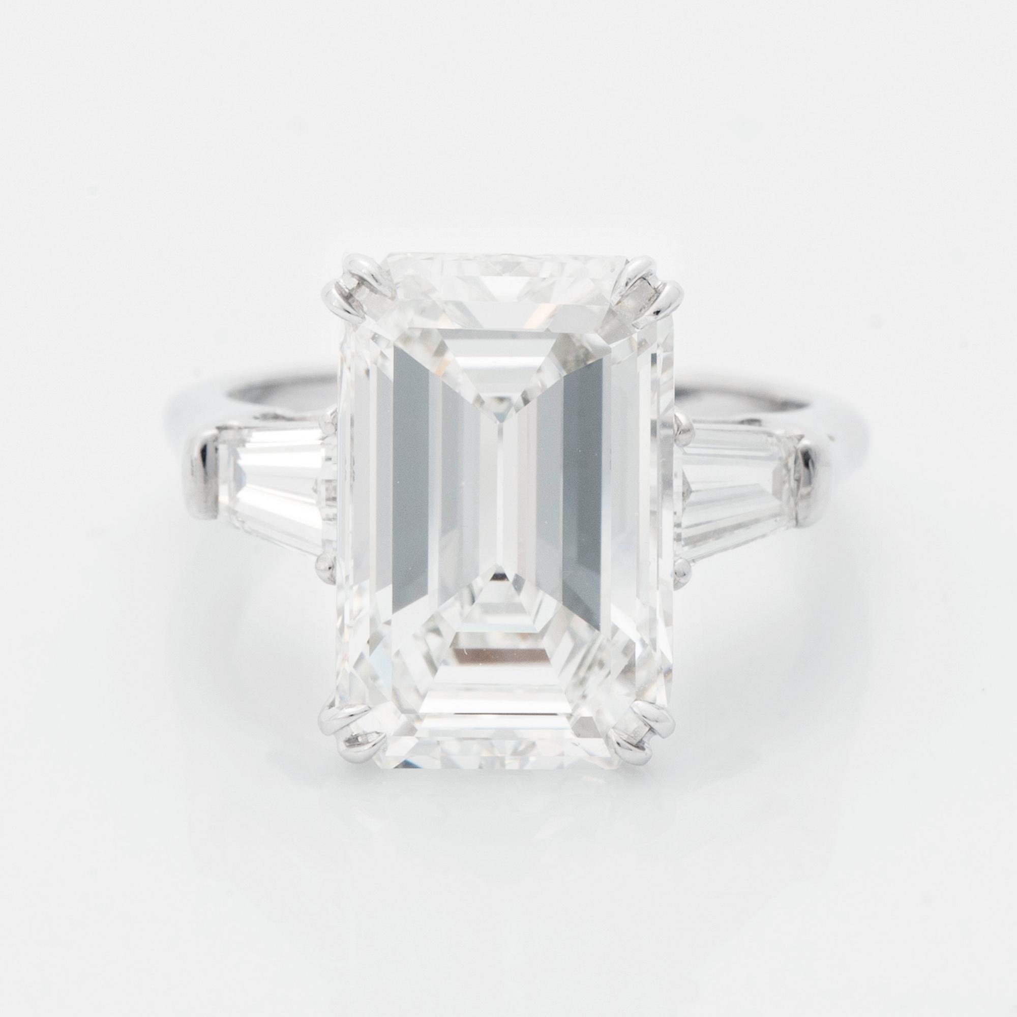 Ring platina med en smaragdslipad diamant.