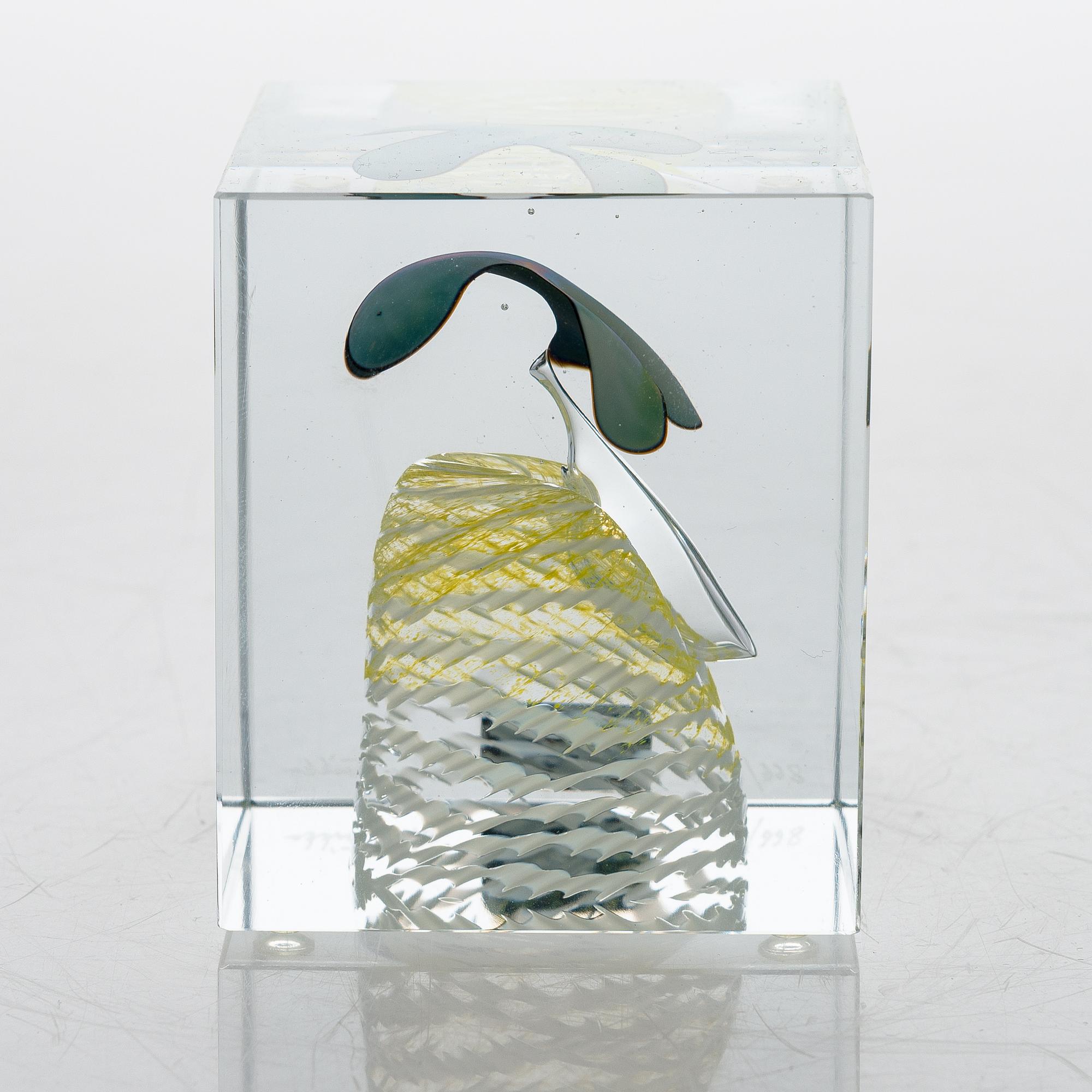 OIVA TOIKKA, An annual glass cube. Signed Oiva Toikka Nuutajärvi 1986, 866/2000.