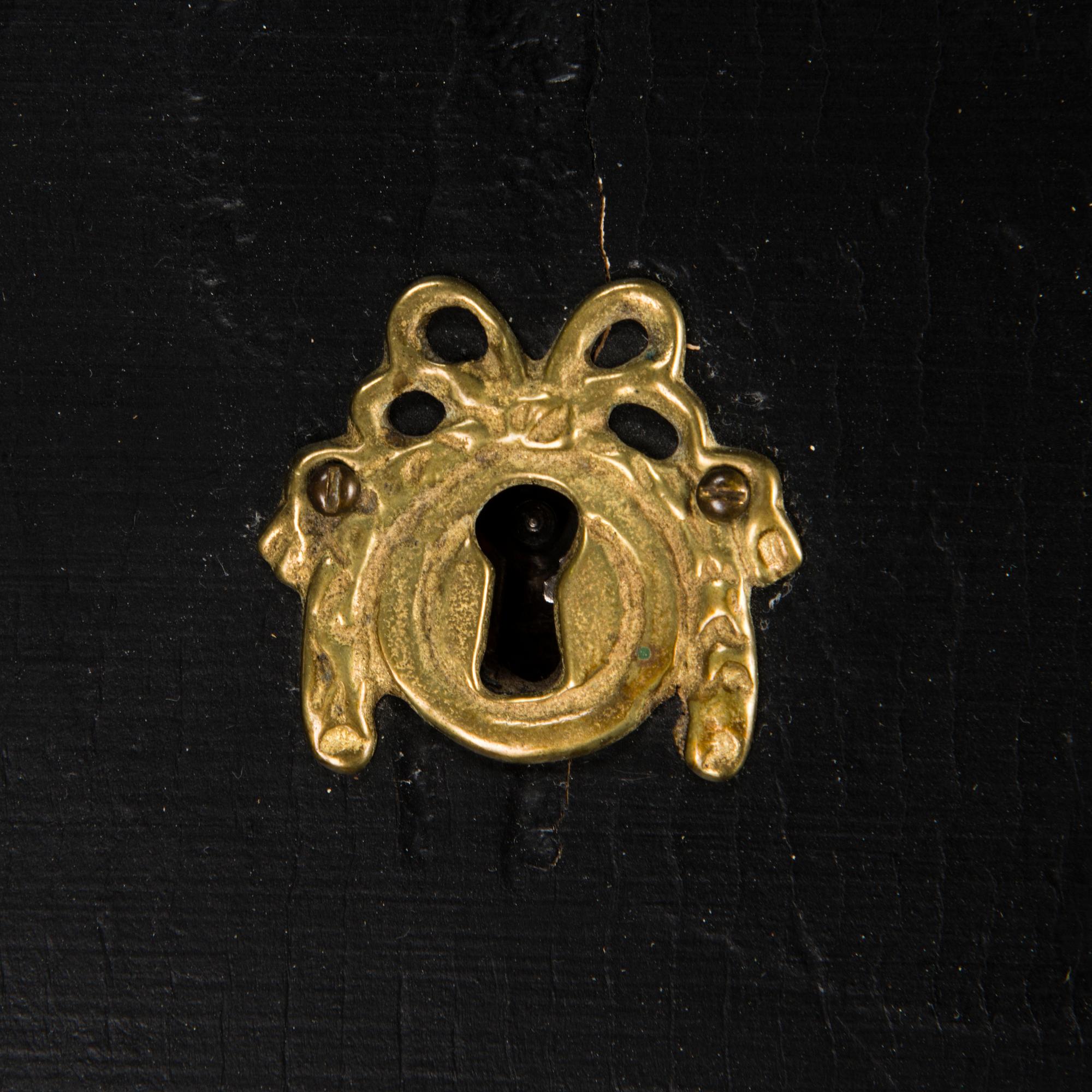 A VITRINE CABINET, ca. 1900.