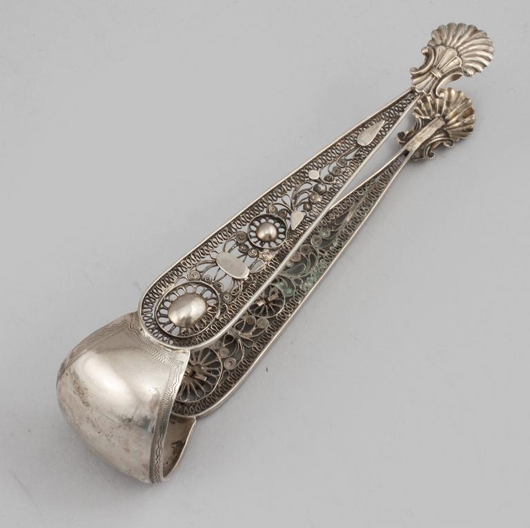 TÄNGER, 5 st, silver samt nysilver, 1800-tal respektive 1900-tal.