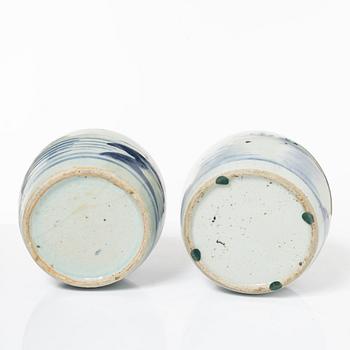 A pair of Chinese blue and white porcelain dishes and two jars, Qing dynasty, 19th century.