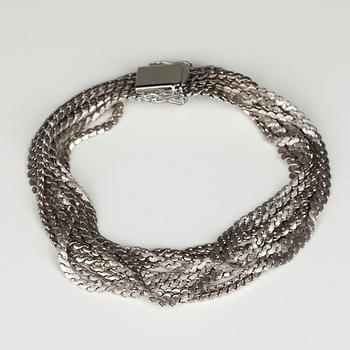 ARMBAND, 9-radigt. 18K vitguld. Mellaneuropa 1960-tal. Längd 19 cm, vikt 50 g.