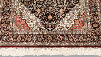 An oriental silk rug, ca 151 x 90 cm.