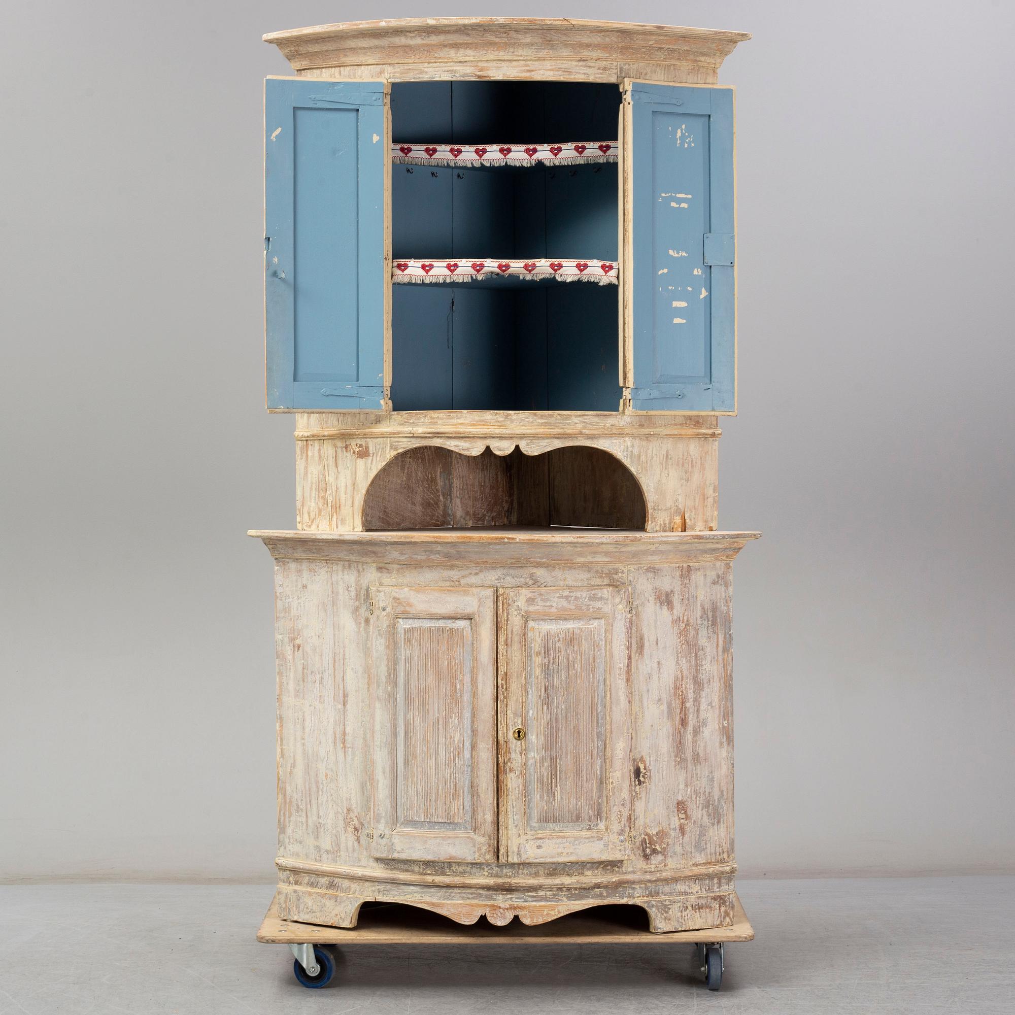 A late Gustavian corner cabinet from around year 1800.