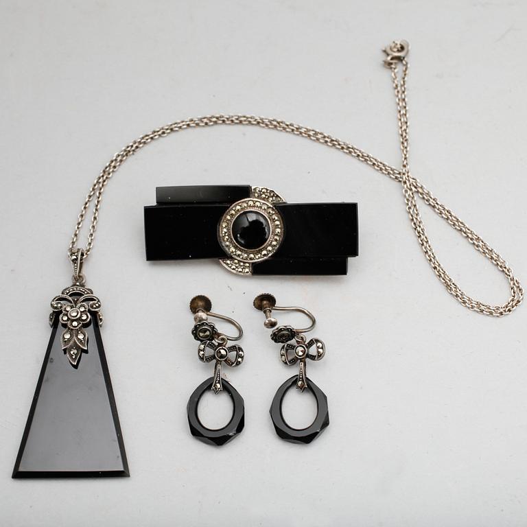 GARNITYR, 4 del, sterlingsilver, markasiter samt onyx, 1900-talets första hälft.