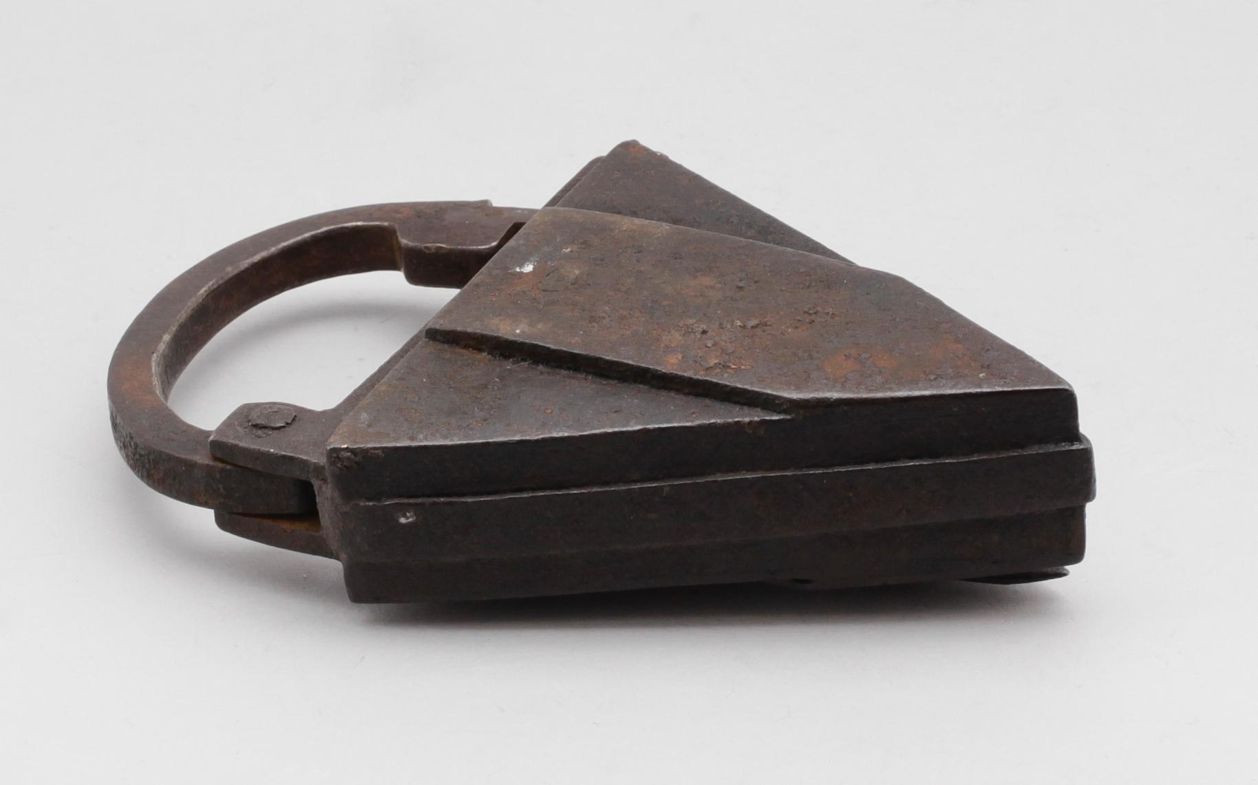 HÄNGLÅS, gjutjärn, 1700-/1800-tal.