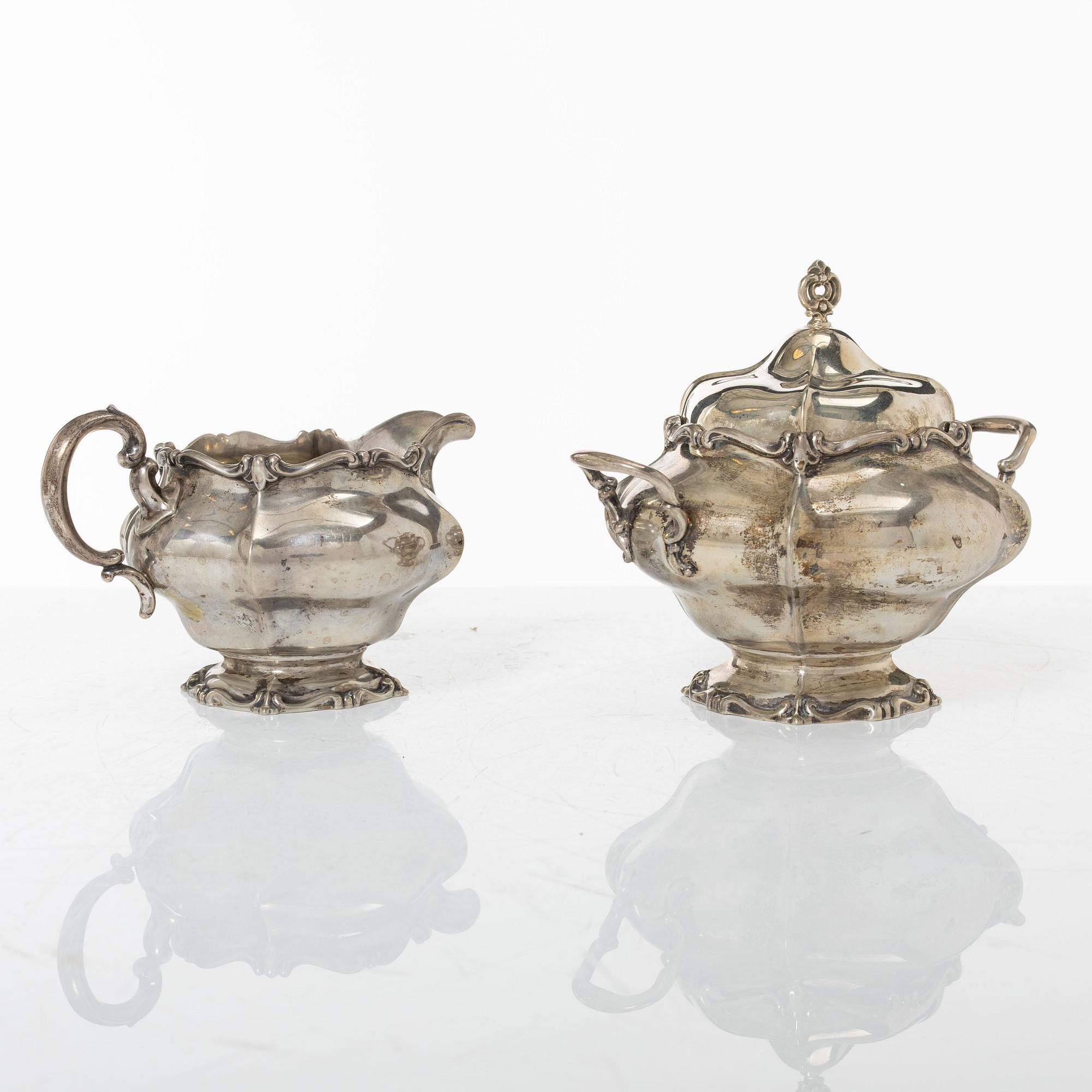 Gräddkanna och sockerskål, silver, importstämplar av CF Carlman, Stockholm 1930.