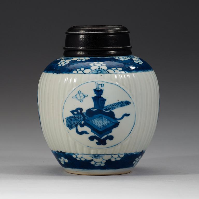 BOJAN, porslin. Qingdynastin, Kangxi (1662-1722).