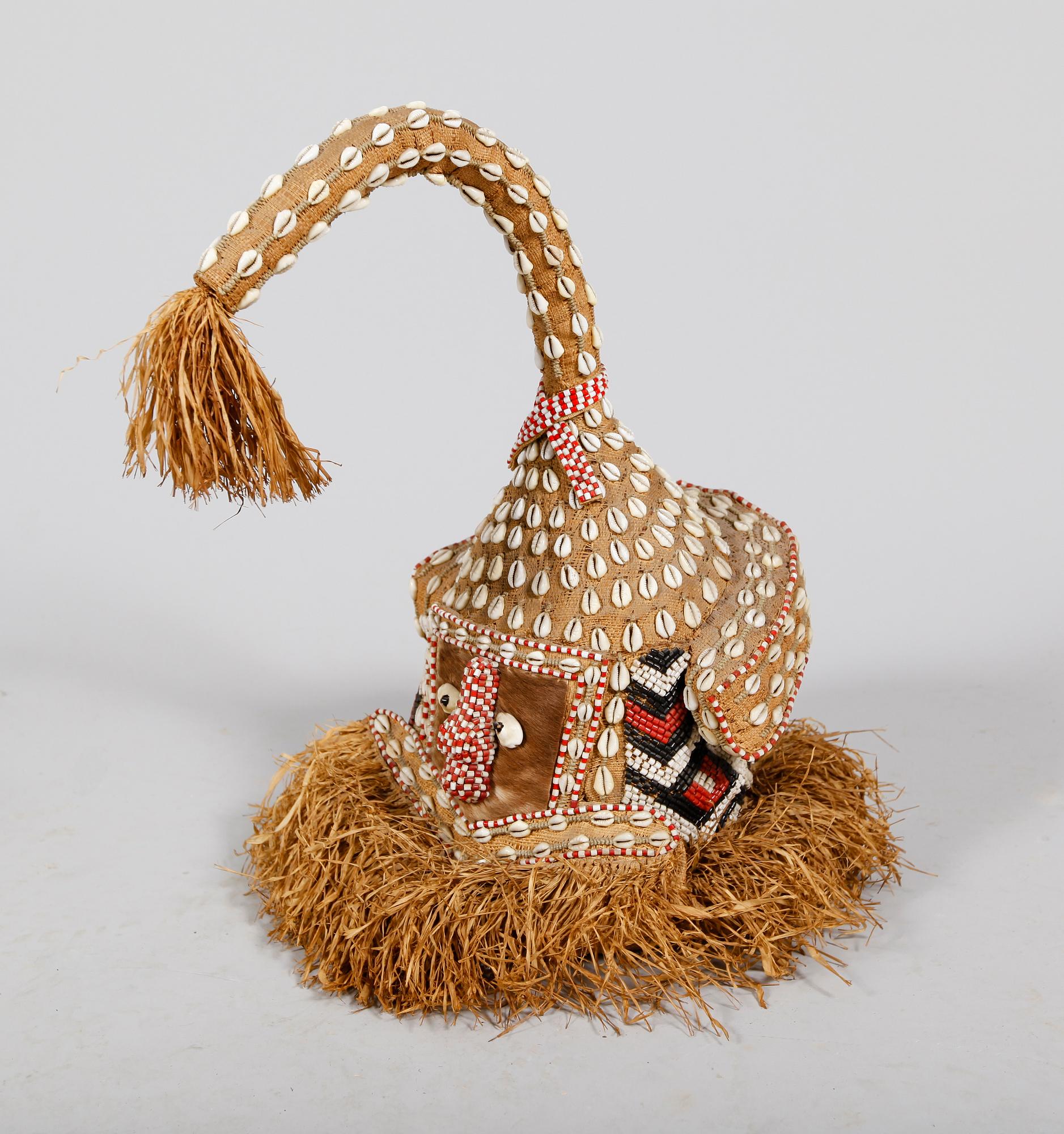 CEREMONIELL MASK samt BASTDUKAR, Afrika, 1900-tal.