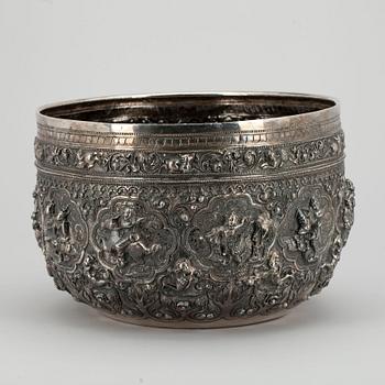 SKÅL, silver, troligen Indien. 1900-talets första hälft. Vikt 2067 g.