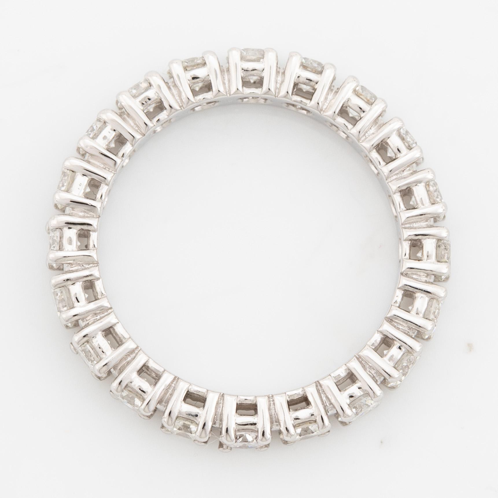 Ring helallians med briljantslipade diamanter, med HRD certifikat.