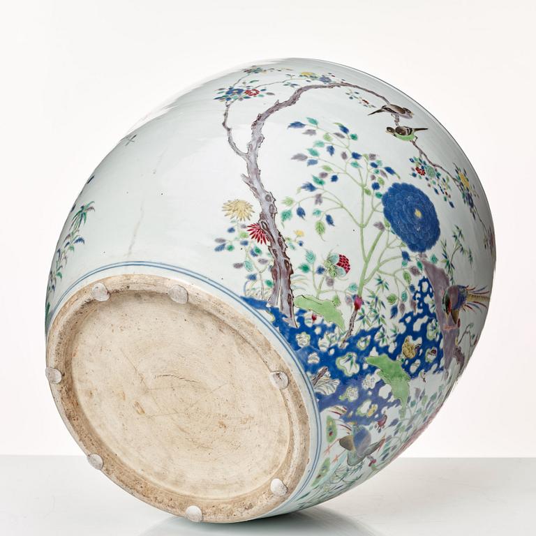 A large famille rose fish bowl, late Qing dynasty, circa 1900.