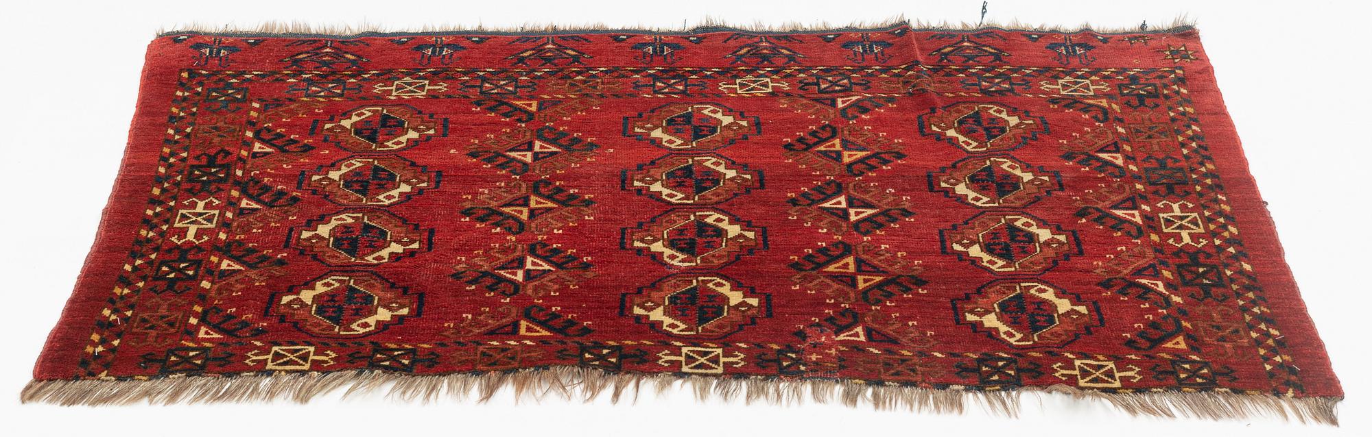 An antique Turkmeni churval, 142 x 84 cm.