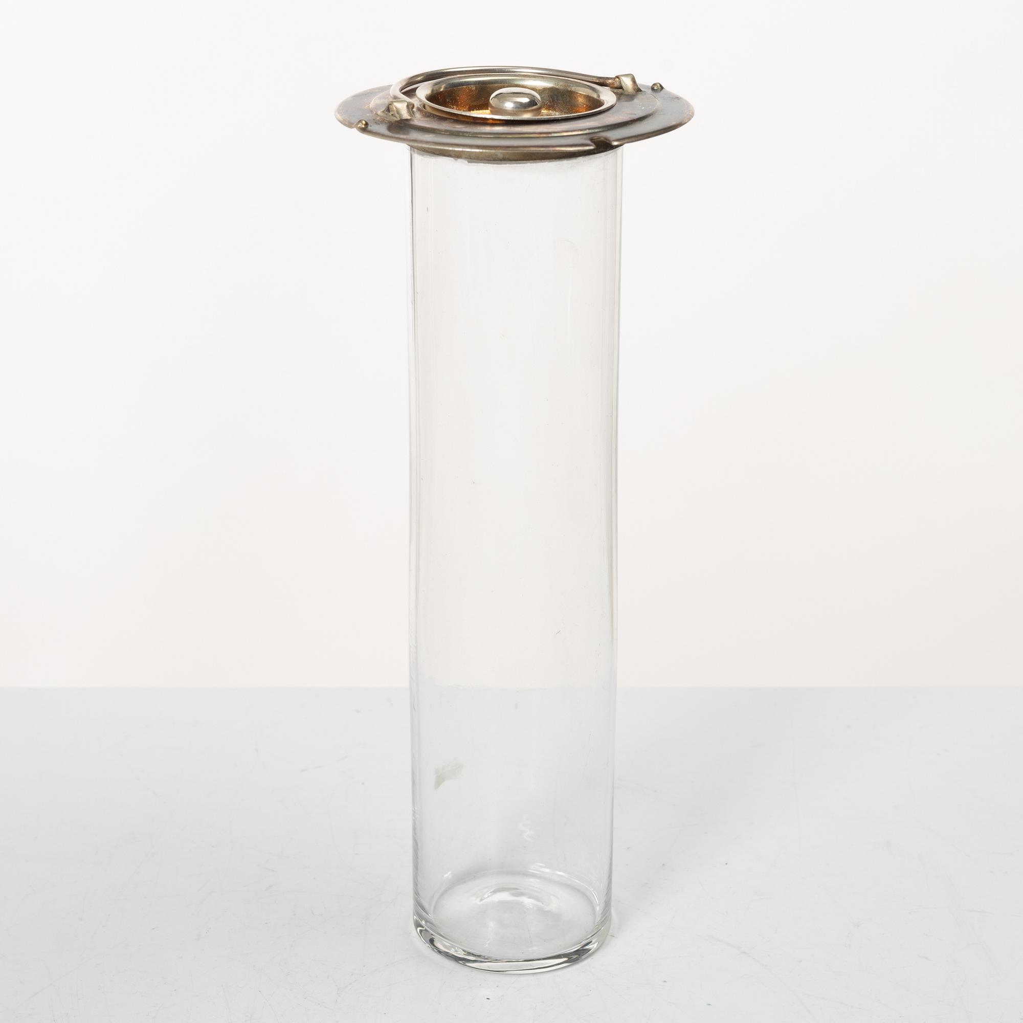 Karaffer, 2 st, Tyskland, varav en med montering i silver, 1900-tal.