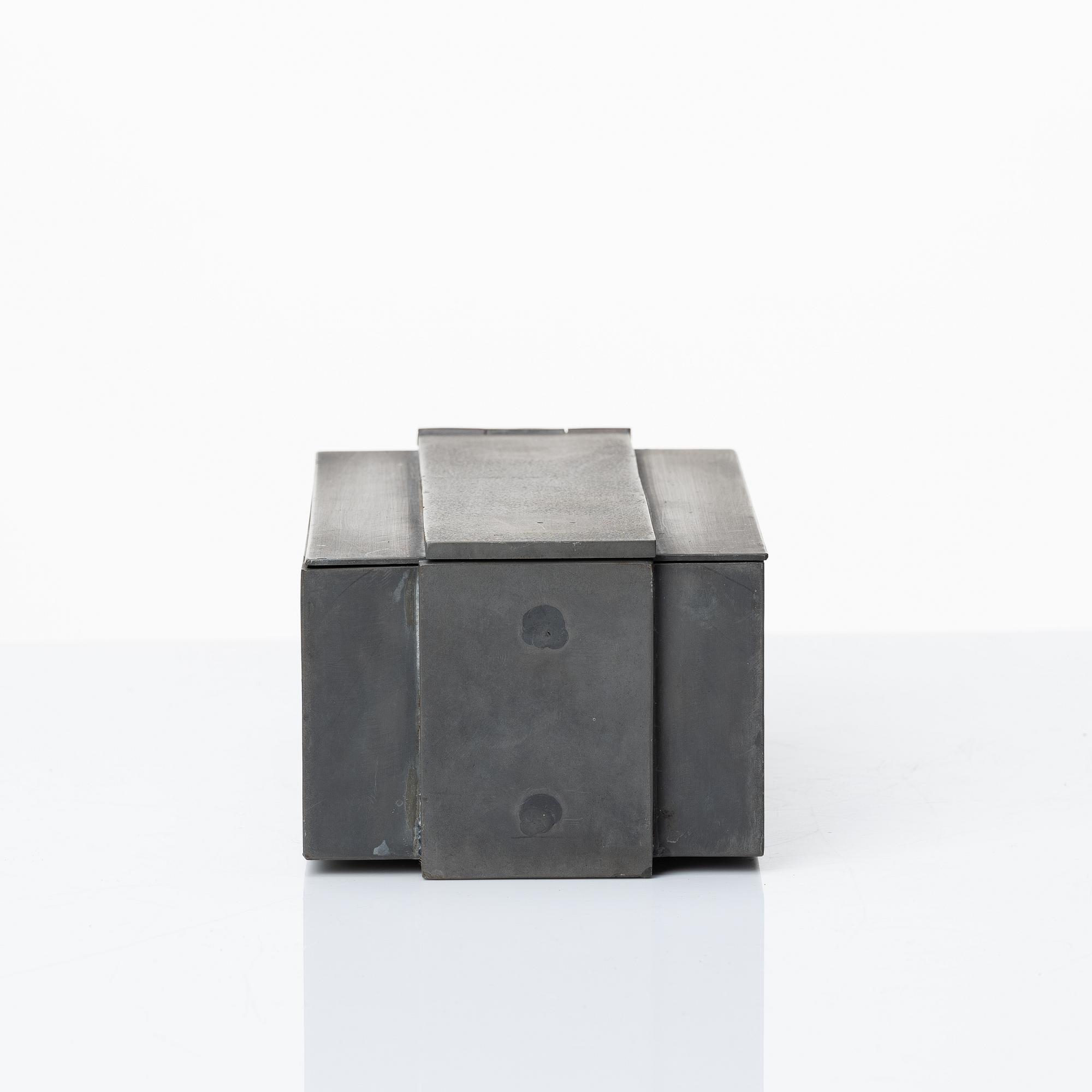 Bokstöd, ett par, ljusstake samt "Parts of Four", metallåda med lock.