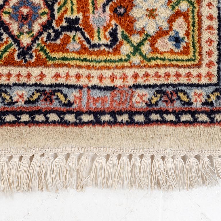 Gallerimatta, Hosseinabad, signerad, ca 295 x 85 cm.