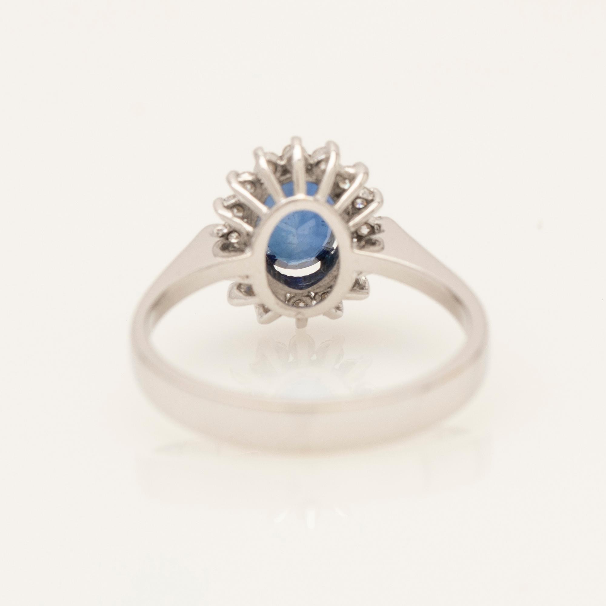 Ring, 18k vitguld med safir och diamanter.