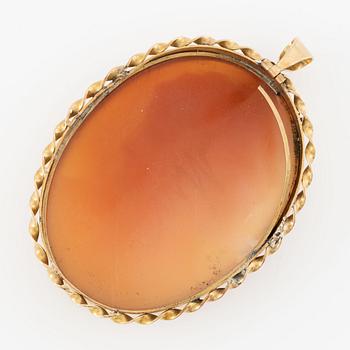 Pendant, 18K gold with shell cameo.