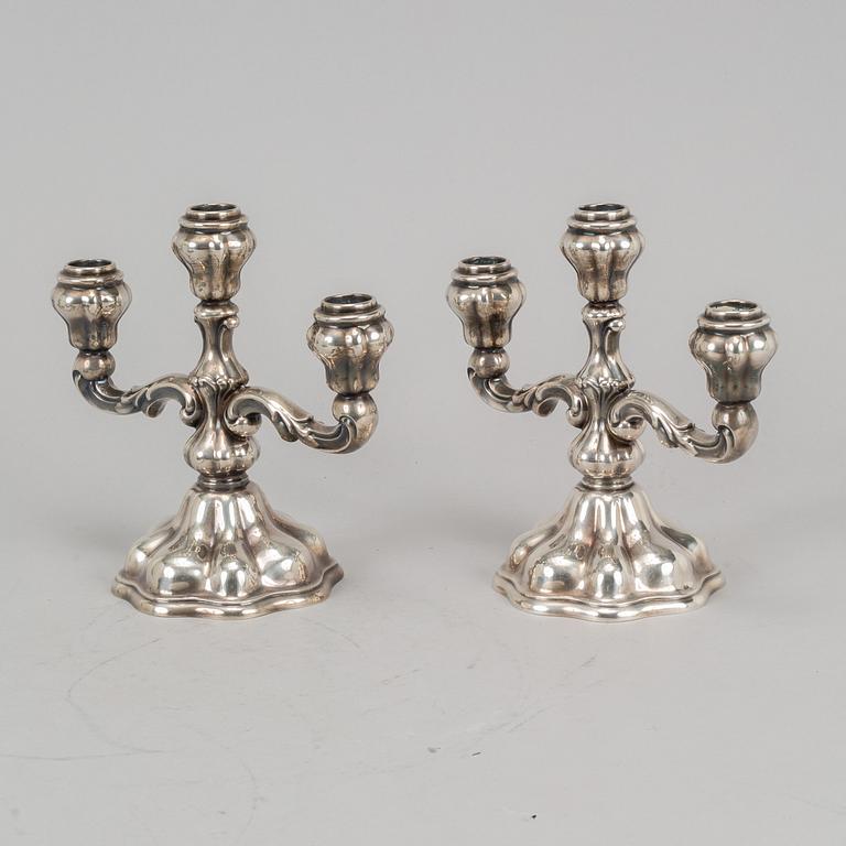 Kandelabrar, ett par, silver, rokokostil, 1900-tal. Svensk importstämpel.