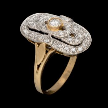 A RING, brilliant cut diamonds, 18K gold. Italy.