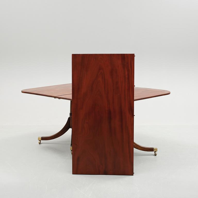BORD + 1 iläggsskiva, mahogny, England, 1900-tal.