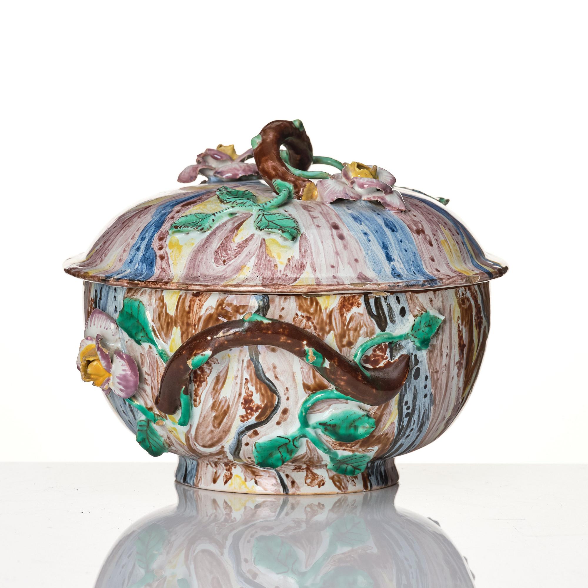 Karott med lock, fajans. Marieberg, Ehrenreichs period, 1700-tal.