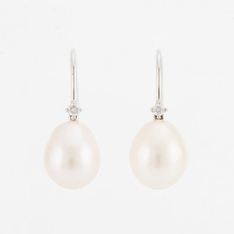 Earrings, 18K white gold with cultured freshwater pearls and brilliant-cut diamonds.