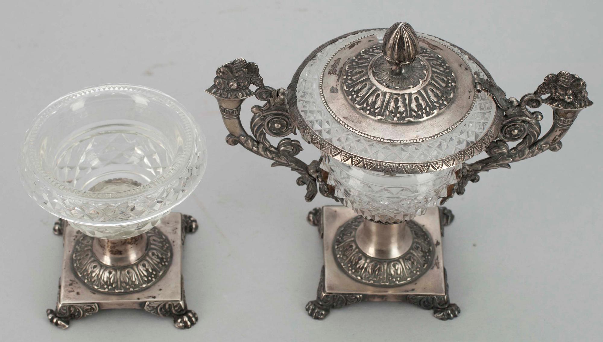 SENAPSSKÅL SAMT ett par SALTKAR, silver, glas, senempire, troligen Frankrike, 1800-talets första hälft.