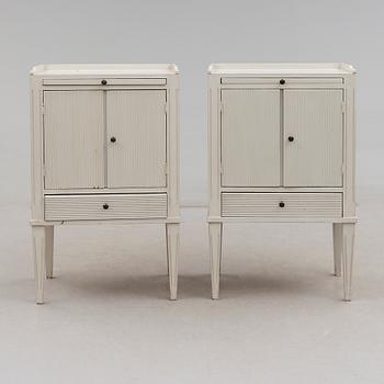 SÄNGBORD, 1 par, gustaviansk stil, 1900-talets andra hälft.