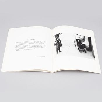 Tiofoto, 2 böcker samt 4 kataloger, några med dedikation.