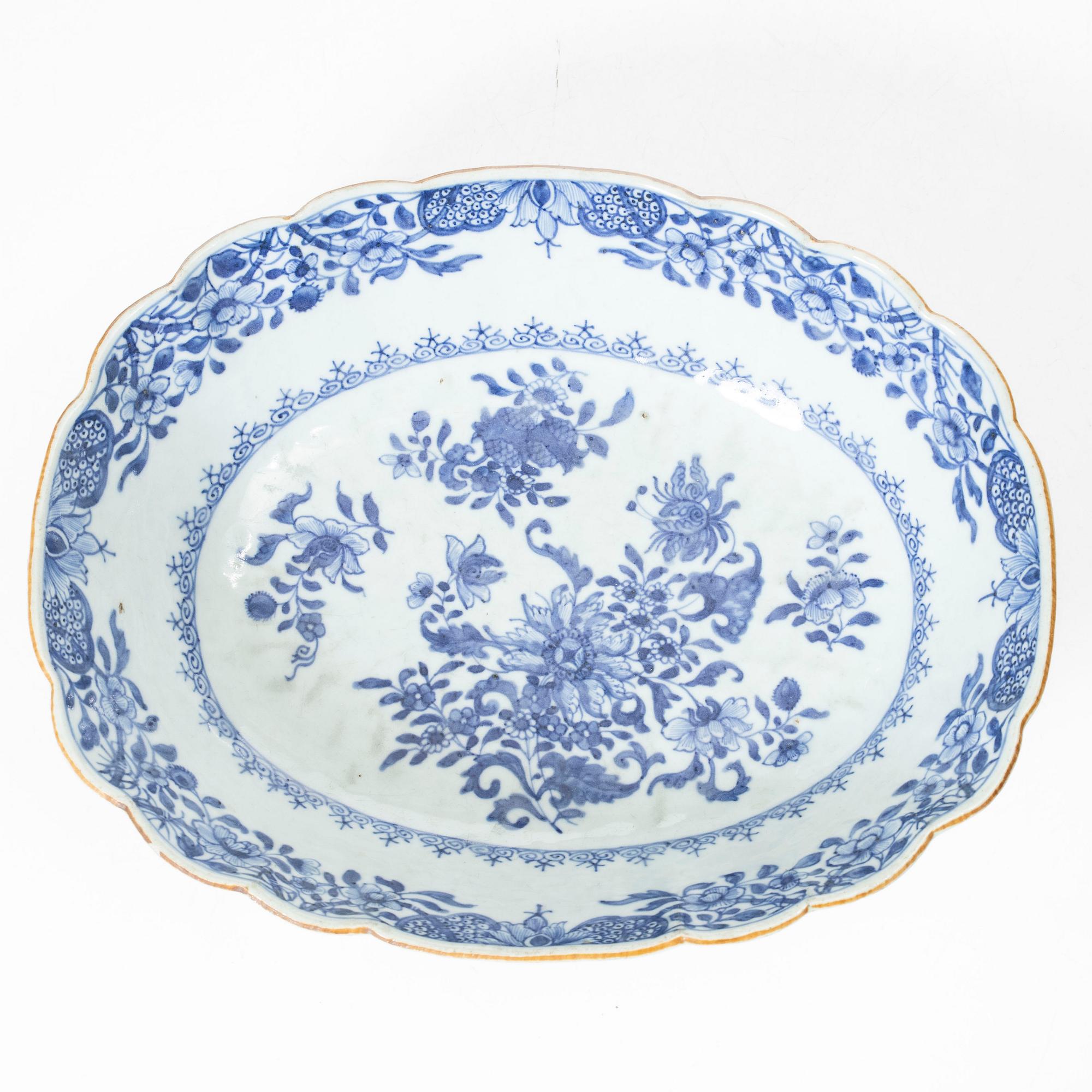 Stekfat, porslin. Qingdynastin, Qianlong (1736-95).