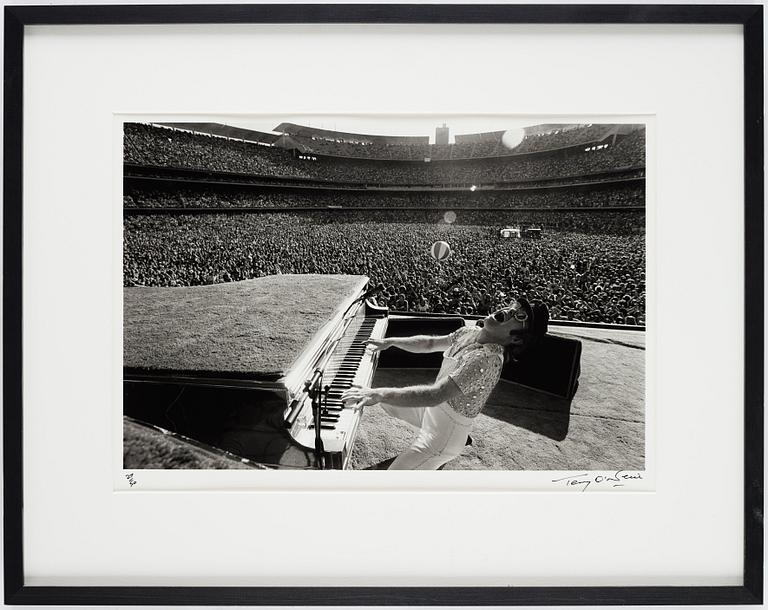 Terry O'Neill, "Elton John, Dodgers Stadium, Howling", 1975.