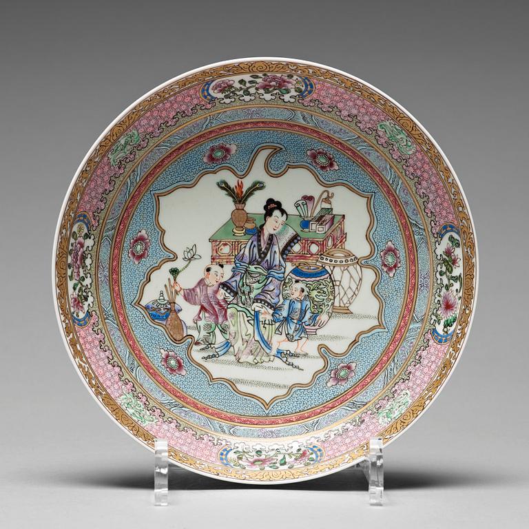 A Chinese famille rose porcelain dish, 20th century.