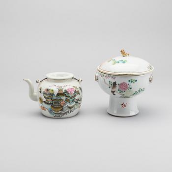 TEKANNA samt MATKÄRL MED VÄRMEHÅLLNING, porslin, Kina, 1900-tal.