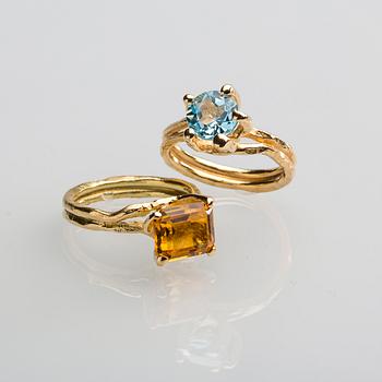 RINGAR, 2 st, 18 k guld, topas ca 2.00 ct samt citrin ca 2.50 ct. Totalvikt ca 12 g.