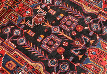 A Hamadan runner, approx. 440 x 118 cm.