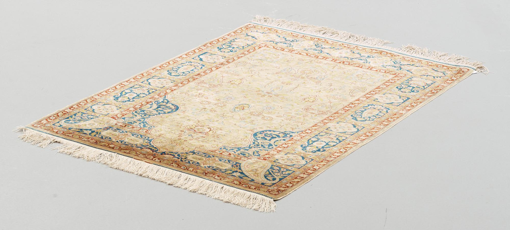 SEMIANTIK SILKE HEREKE. 133,5 x 101,5 cm. (längden inkluderar de slätvävda delarna av kortsidorna).