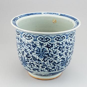 A blue and white flower pot, Qing dynasty, 19th Century.