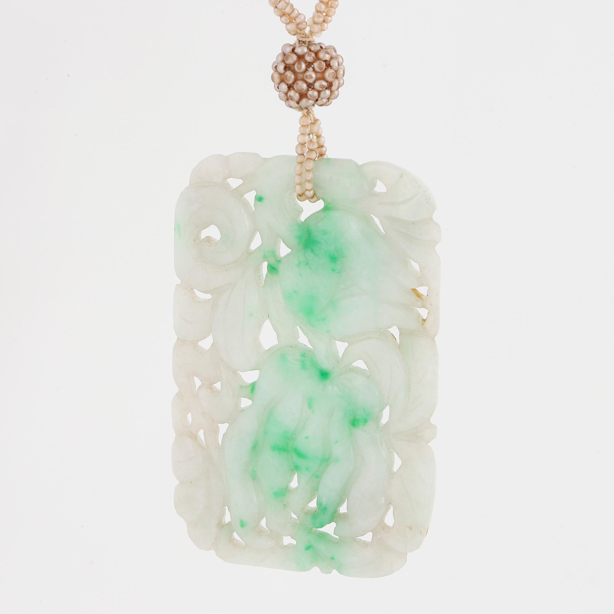 HÄNGE, Hänge med förmodligen jade, med 3 radig pärlcollier småpärlor.