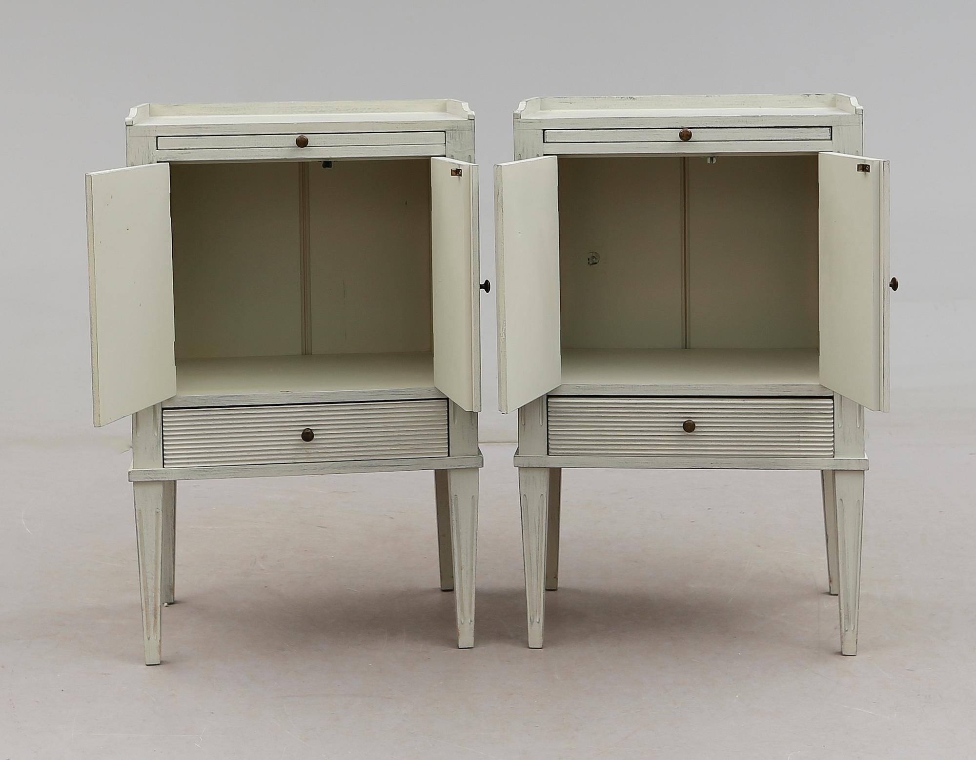 SÄNGBORD, 1 par, gustaviansk stil, 1900-talets andra hälft.