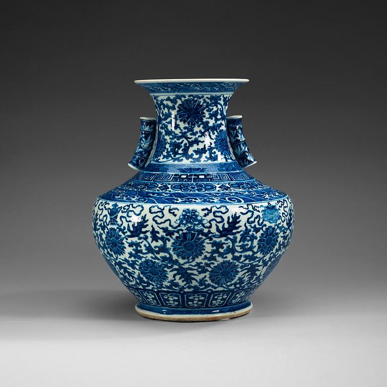 A magnificent blue and white vase, late Qing dynasty (1644-1912).