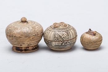 DIVERSE KERAMIK, 9 st, Sydostasien, troligen 1400-1500-tal.
