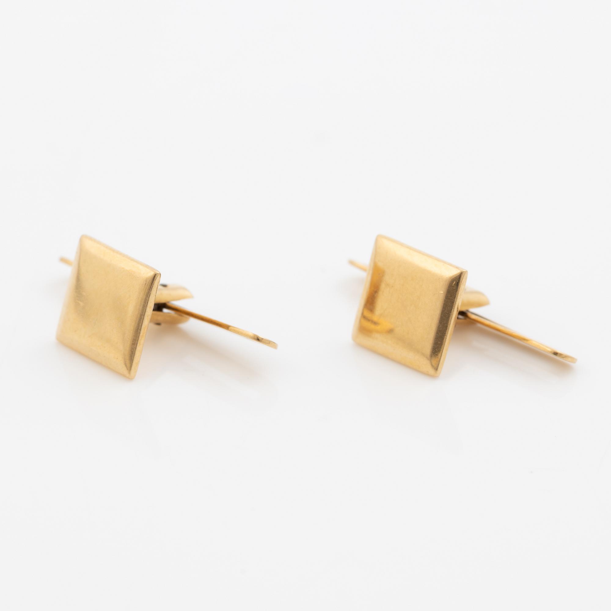 A pair of shirt studs 18K gold.