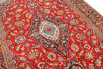 A Kashan carpet, c. 300 x 195 cm.